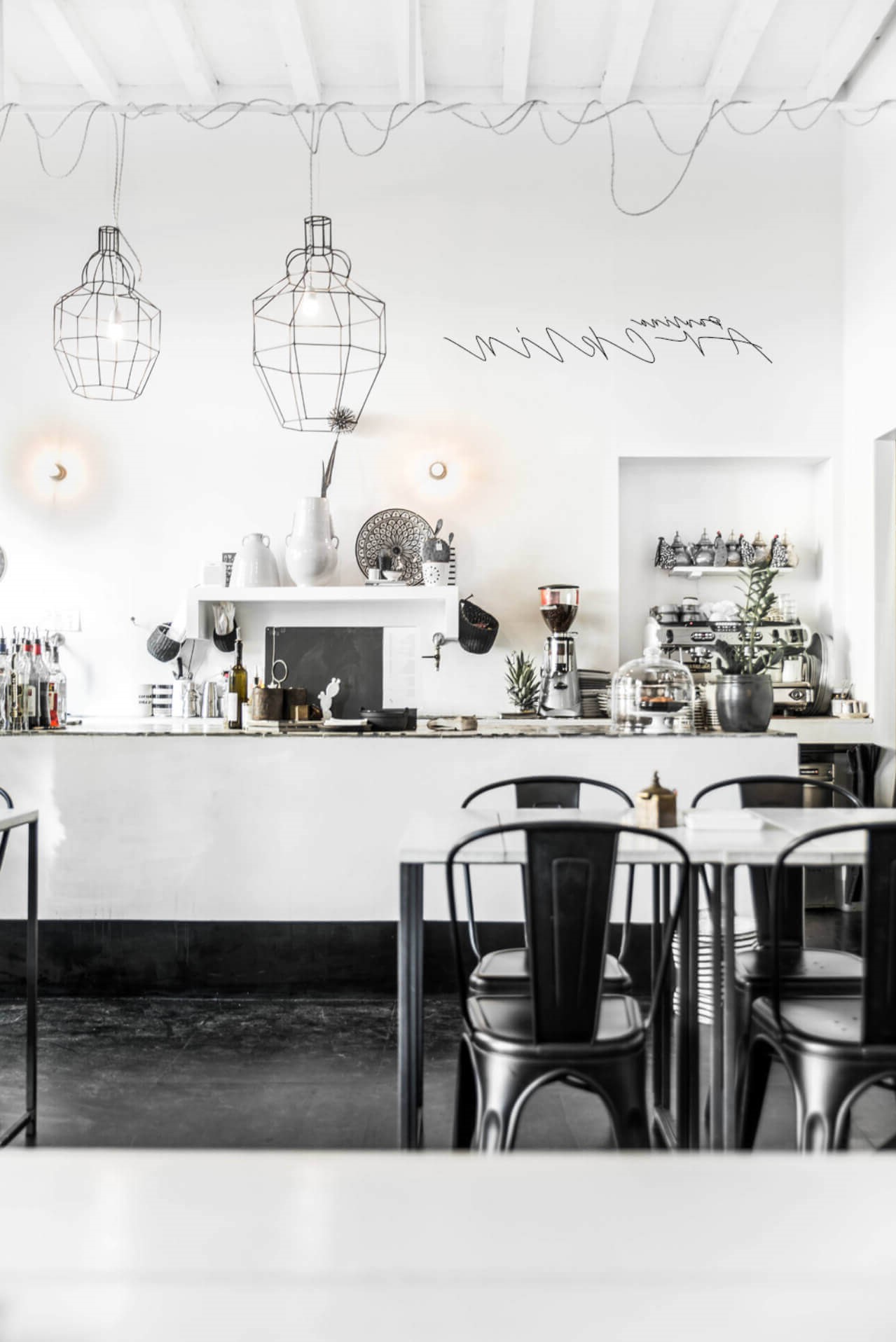 quán cafe phong cách scandinavian màu trắng