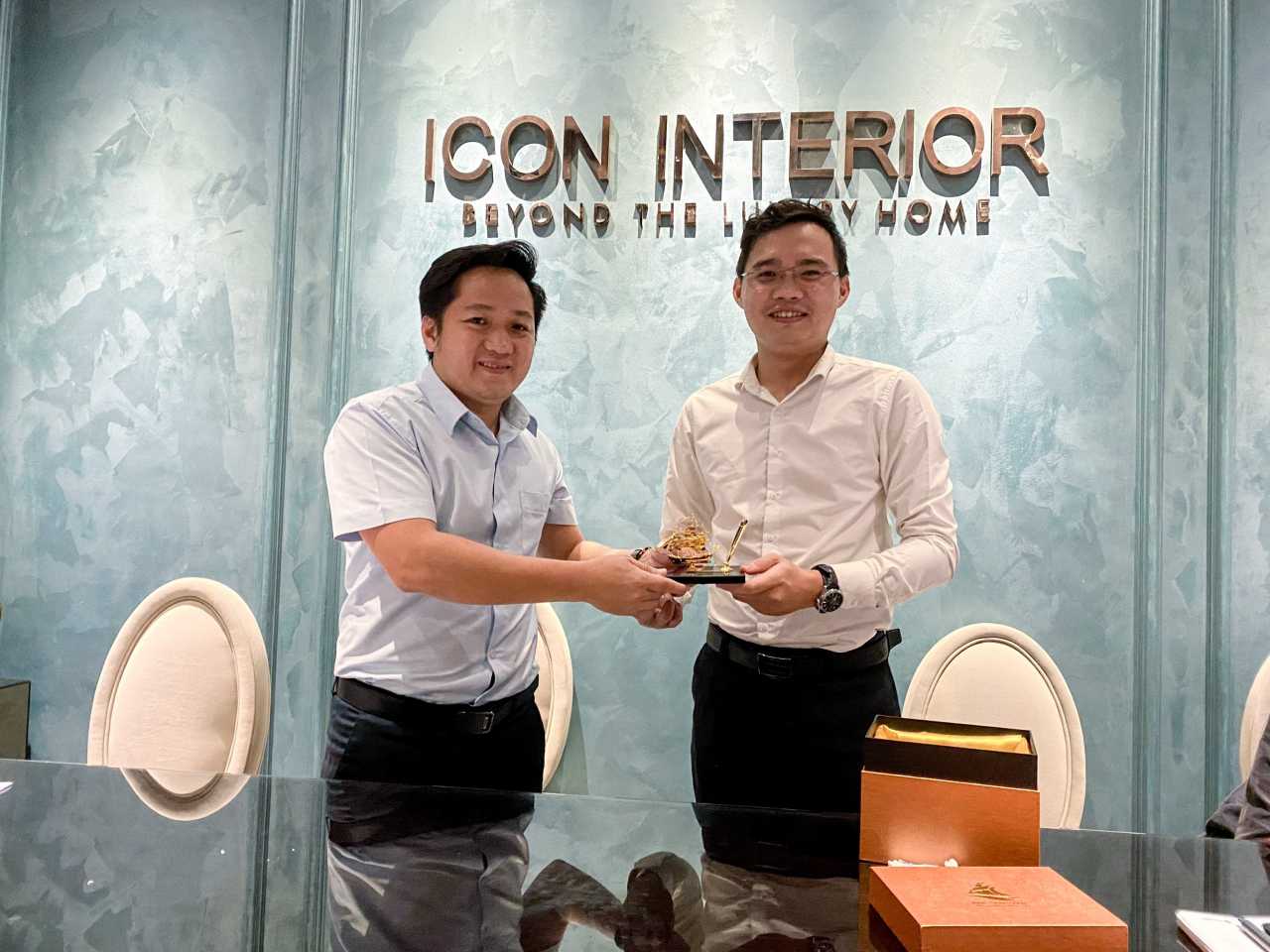Anh Nguyễn Việt Sỹ đã trao quyết định bổ nhiệm Anh Lê Tiến Bảo giữ vị trí Giám đốc điều hành